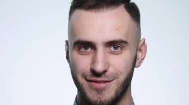 Bir öpücük gönderme genç gülümseyen biri closeup portresi