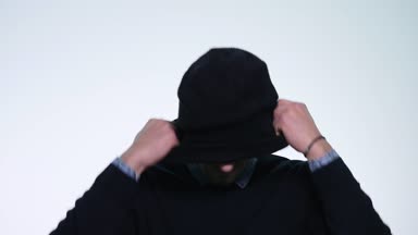 genç kadın soyunma yün beyaz arka plan üzerinde