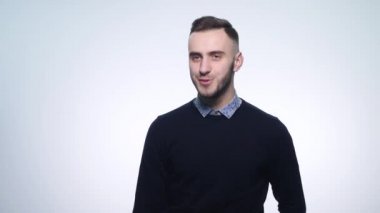 Bir öpücük gönderme genç gülümseyen biri closeup portresi