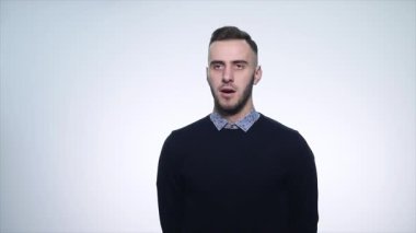 Kızgın genç adam beyaz arka plan üzerinde. yakın çekim. ağır çekim