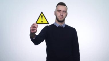 genç adam beyaz bir arka plan üzerinde dikkatle elinde