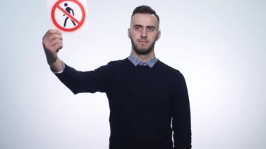 genç adam işaretleri insanlar beyaz bir arka plan üzerinde girmek için izin değil tutarak