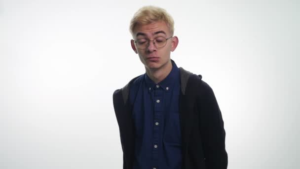 Грустный молодой человек в очках на улице — стоковое видео