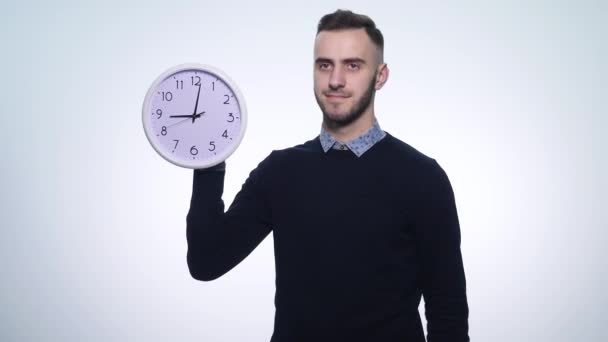 分離の白い背景の上の時計を保持している男 — ストック動画