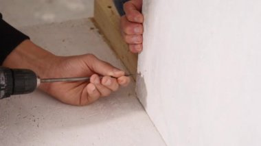 Çalışan elektrikli tornavida kullanarak duvar panosuna giderir