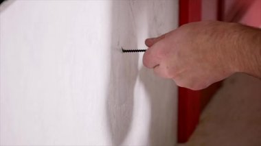 Çalışan elektrikli tornavida kullanarak duvar panosuna giderir