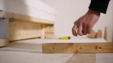 Çalışan elektrikli tornavida kullanarak duvar panosuna giderir