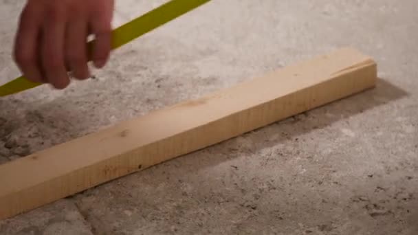 Meetlint meet kleine plank van hout — Stockvideo