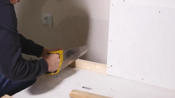 Arbeiter sägt Holzhandsäge — Stockvideo