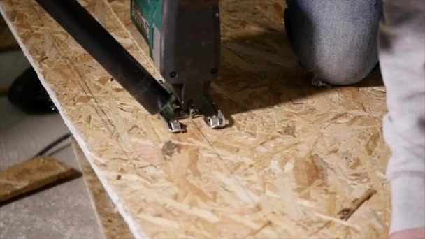 Electric fretsaw is sawing OSB Close-up — Stock Video