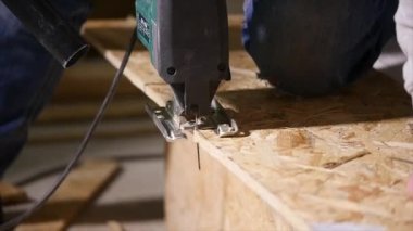 Elektrik fretsaw Osb yakın çekim testere ile kesme