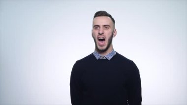 Kızgın genç adam beyaz arka plan üzerinde. yakın çekim. ağır çekim