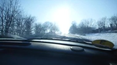 Buzlu yolda arabayı. Tehlikeli yol. Kış manzarası