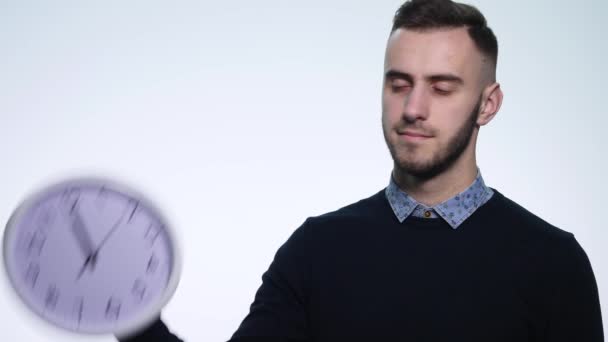 Saat izole beyaz arka plan üzerinde tutan adam — Stok video