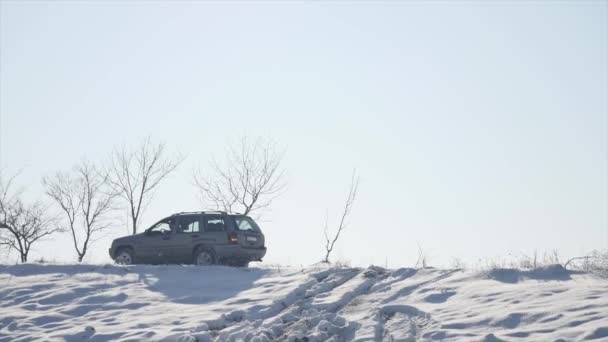 21.01.2018, 切尔诺夫茨, 乌克兰-在冬季的雪地上乘坐的汽车车轮 — 图库视频影像
