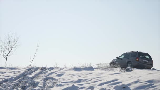 21.01.2018, Chernivtsi, Ukraine - Car wheels riding on deep snow at winter season — Stock Video