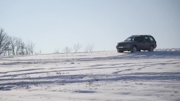 21.01.2018, Czerniowce, Ukraina - jazdy zimą. Napęd samochodów przez oblodzonym torze na śniegu objętych jeziora w zimie. Samochód sportowy, wyścigi na torze śniegu w zimie. — Wideo stockowe
