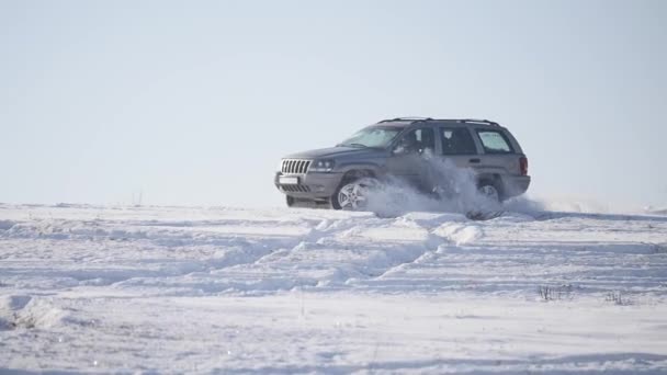 21.01.2018, Tscherniwzi, Ukraine - Winterfahrt. Auto fährt im Winter auf vereister Fahrbahn auf schneebedecktem See. Sportwagenrennen auf Schneerennbahn im Winter. — Stockvideo