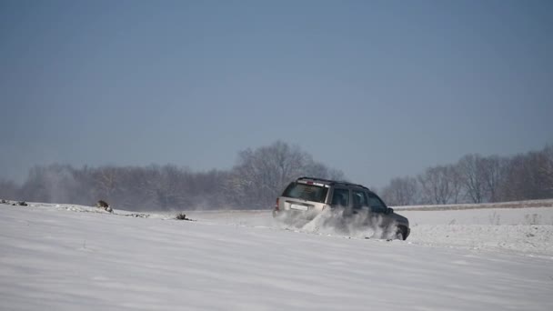 21.01.2018, Czerniowce, Ukraina - jazda na śniegu. Zimą samochód utworów na plaży snowy. Prowadzenie samochodu wyścigu na zaśnieżonej drodze. Tor wyścigowy samochód zimą z odbicie słońca. Wyścig na torze w — Wideo stockowe