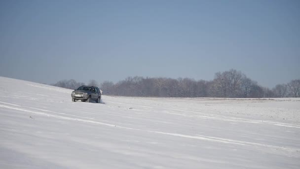 21.01.2018, Chernivtsi, Ukrayna - karda Araba sürme. Kış araba karlı kumsalda izler. Bir yarış arabası bir karlı yolda araba. Kış araba yarışı güneş yansıması ile izlemek. Yarış parça — Stok video