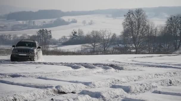 Passeio de veículo 4x4 na neve — Vídeo de Stock