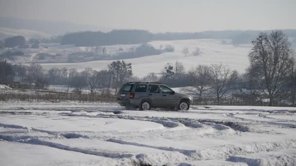 Slittamento auto sulla neve — Video Stock