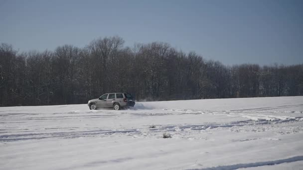 21.01.2018, Tsjernivtsi, Oekraïne - rijden In de sneeuw. Winter auto tracks op besneeuwde strand. Een raceauto rijden op een besneeuwde weg. Winter auto racen met reflectie van de zon volgen. Race op de track in de — Stockvideo