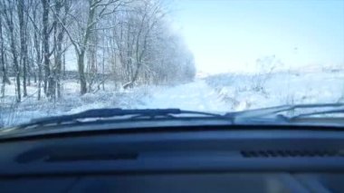 21.01.2018, Chernivtsi, Ukrayna - sürüş buzlu road arabaya. Tehlikeli yol. Kış manzarası