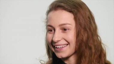 mutlu kız beyaz bir arka plan üzerinde konuşuyor