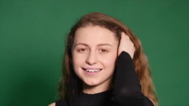 Farklı duygular gösterilen güzel kızıl saçlı kız. Yakın çekim