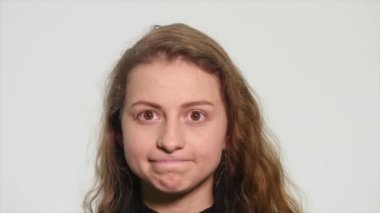 Farklı duygular gösterilen güzel kızıl saçlı kız. Yakın çekim