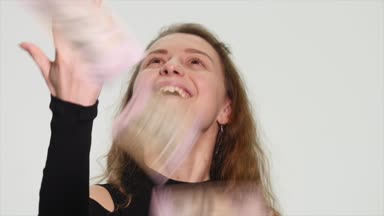 Para banknot beyaz arka plan üzerinde hava atma. Çekici zengin kadın zevk hava için para atma