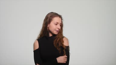 Farklı duygular beyaz arka plan üzerinde gösterilen güzel kızıl saçlı kız