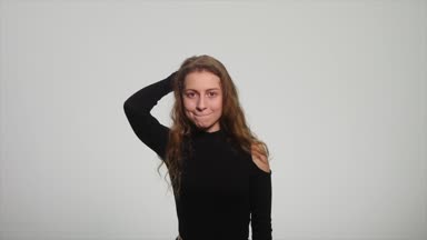 Çok öfkeli ve sinirli bir kadın. Beyaz izole