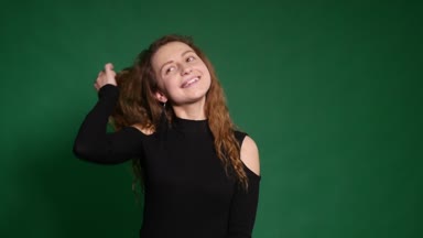 Farklı duygular yeşil arka plan üzerinde gösterilen güzel kızıl saçlı kız