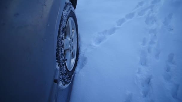 21.01.2018, Черновцы, Украина - Проезд по густому снегу с подбрасыванием снега на камеру — стоковое видео