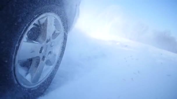 21.01.2018, Tchernivtsi, Ukraine - Conduire à travers la neige épaisse avec la neige battant sur la caméra — Video