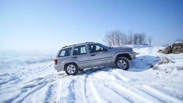 21.01.2018, Chernivtsi, Ukrajna - vezetés a hóban. Téli autó követi nyomon, a havas beach. Vezetői egy versenyautó a havas úton. Nyomon követheti a téli autóverseny nap tükörképe. Race a pálya, a — Stock videók