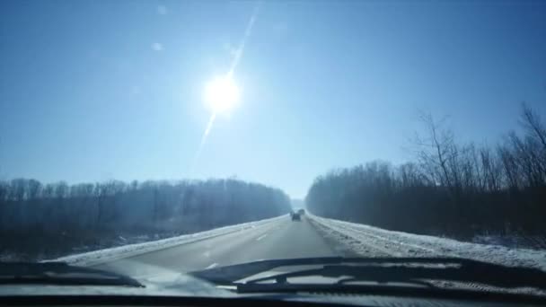 Guida auto in strada ghiacciata. Strada pericolosa. Paesaggio invernale — Video Stock