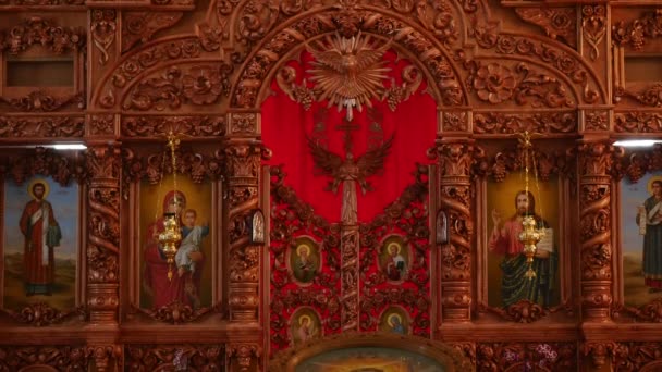 30.01.2018, Chernivtsi, Ucrania - hermoso iconostasio de madera en la nueva iglesia — Vídeo de stock