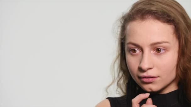 Rädda unga vackra brunet tjej över vit bakgrund — Stockvideo
