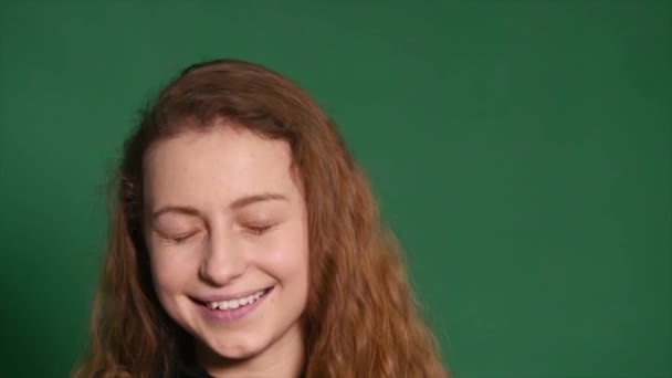 Mädchen zwinkert mit einem Auge. Green Screen — Stockvideo