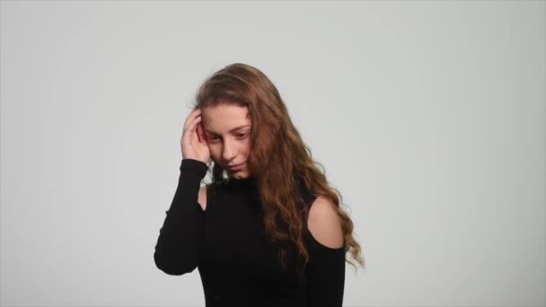 Ernste unglückliche Frau isoliert auf weiß — Stockvideo
