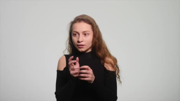 Φοβούνται μελαχροινός όμορφη κοπέλα πάνω από το λευκό φόντο — Αρχείο Βίντεο