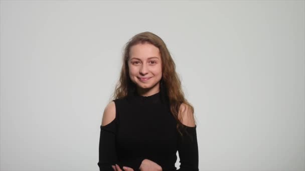 Retrato de close-up de mulher bonita sorrindo isolado no fundo branco — Vídeo de Stock