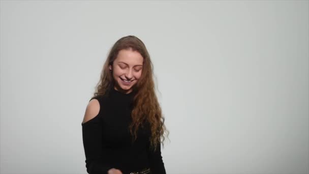 Jovem menina bonita sorrindo, dançando com morcego sobre fundo branco — Vídeo de Stock