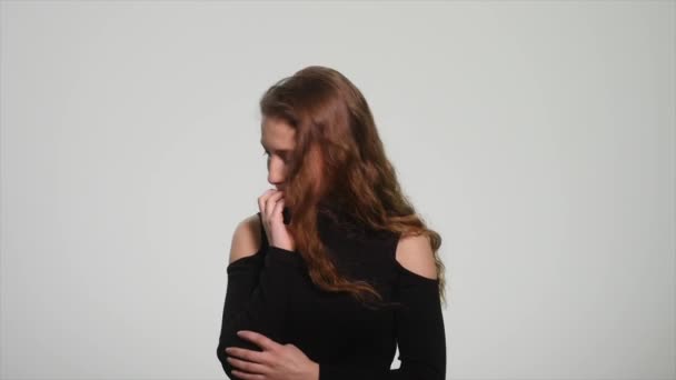 Красива руда дівчина показує різні емоції на білому тлі — стокове відео