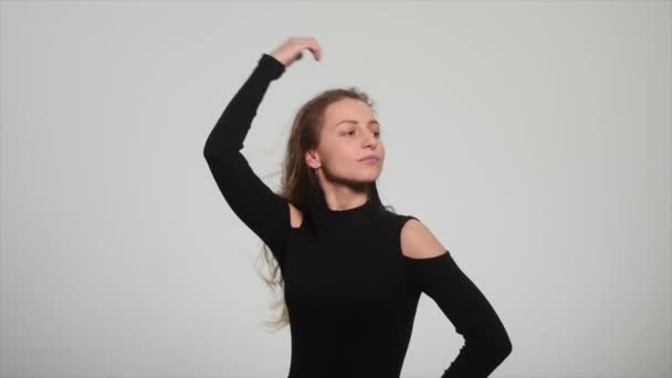 Молода красива жінка позує ізольовано на білому тлі — стокове відео