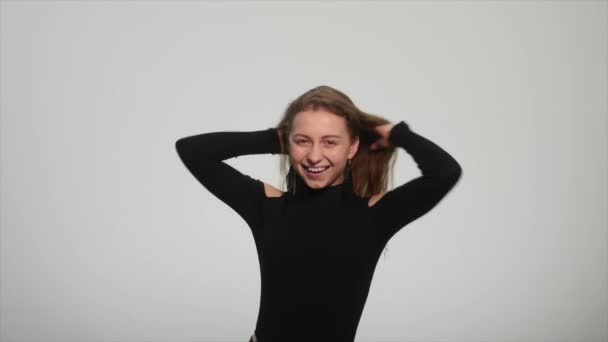 Mulher surpresa feliz bonita com emoções positivas sobre fundo branco — Vídeo de Stock