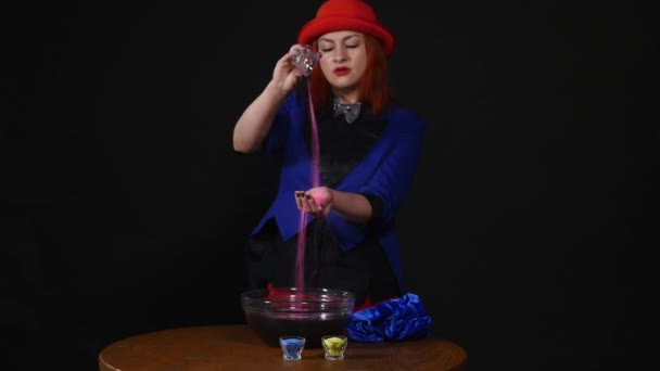 Femme Magicien Faire Des Tours Avec Sable Dans Eau — Video